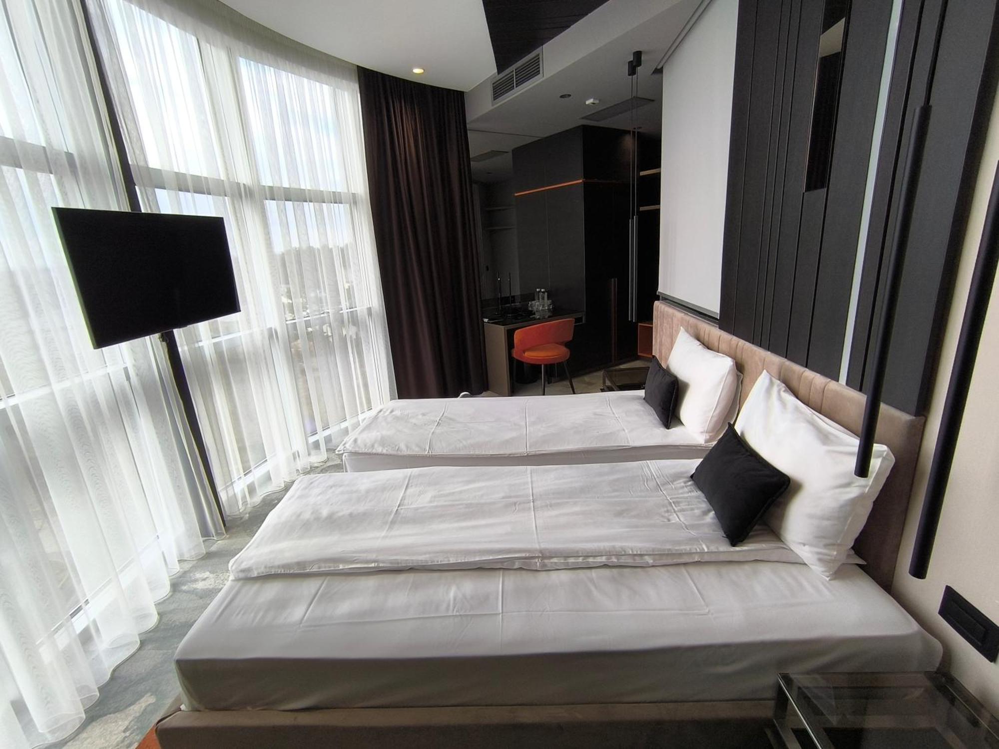 Hotel Zeneva Lux Крагуевац Экстерьер фото